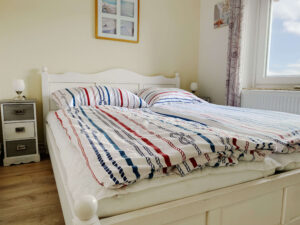 Ein Doppelbett im hellen Kinderzimmer.