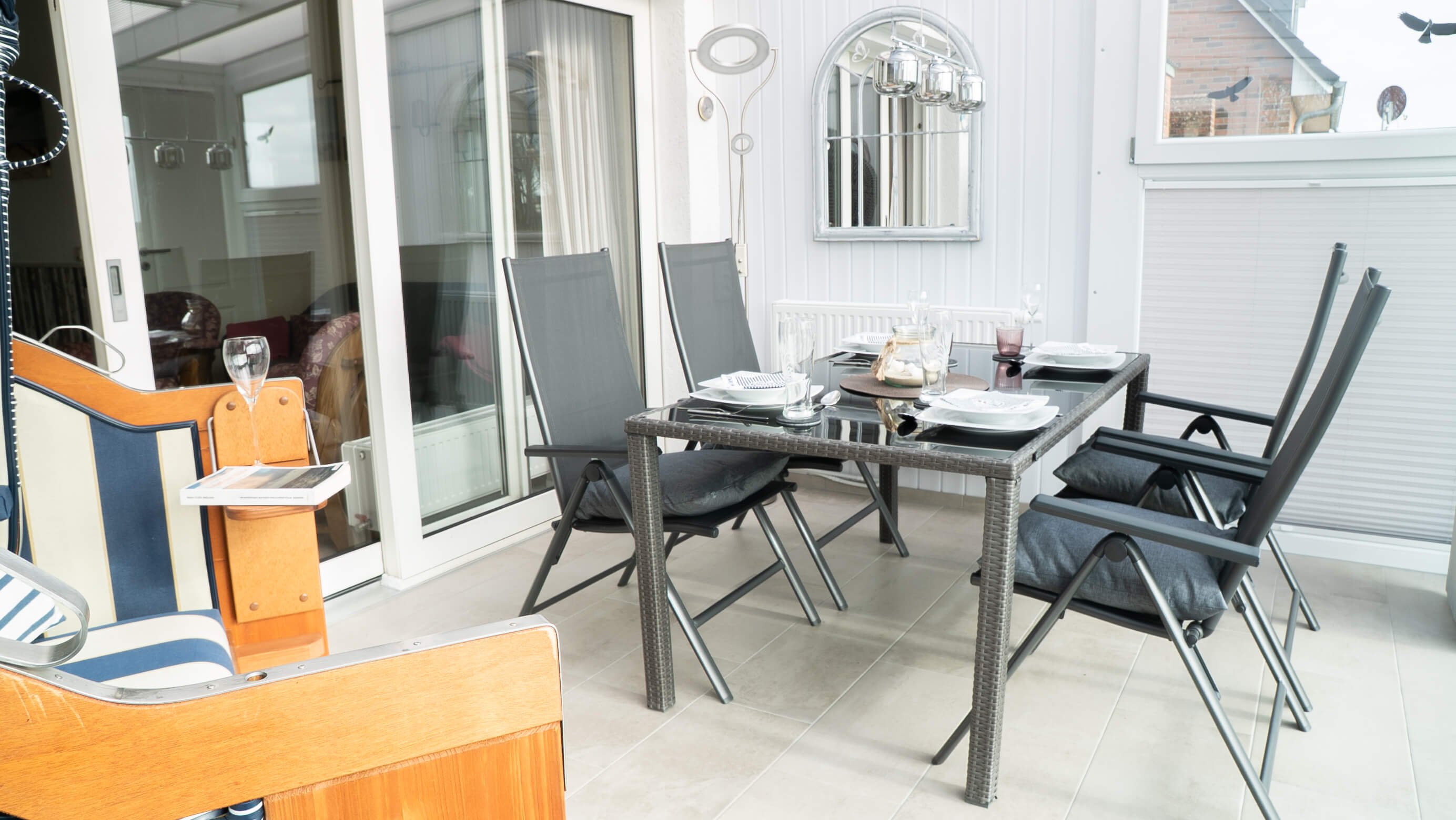 Ein gedeckter Esstisch im Wintergarten.