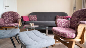 Sofa und Sessel im Wohnzimmer.