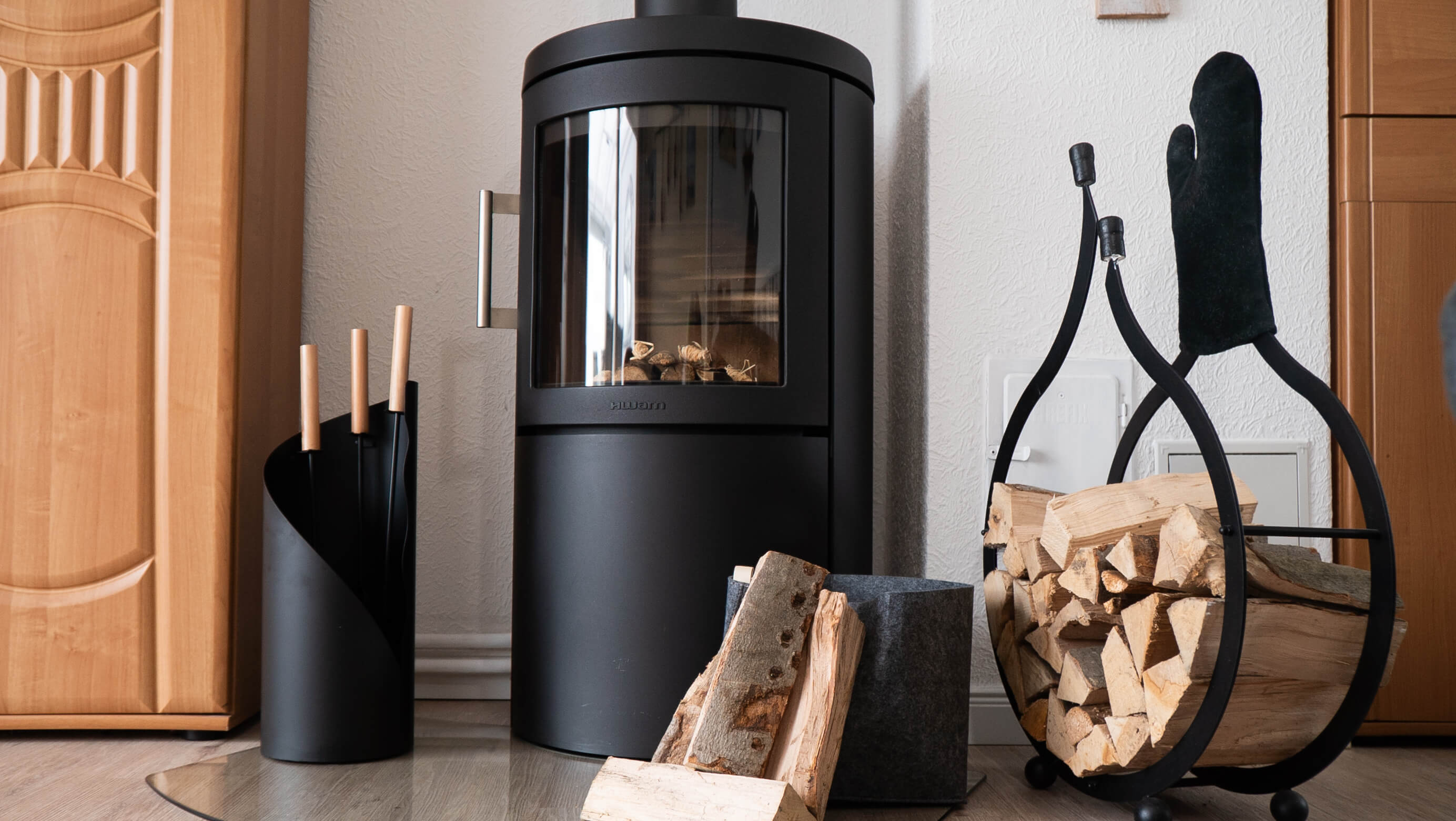 Der Holzofen im Wohnzimmer.