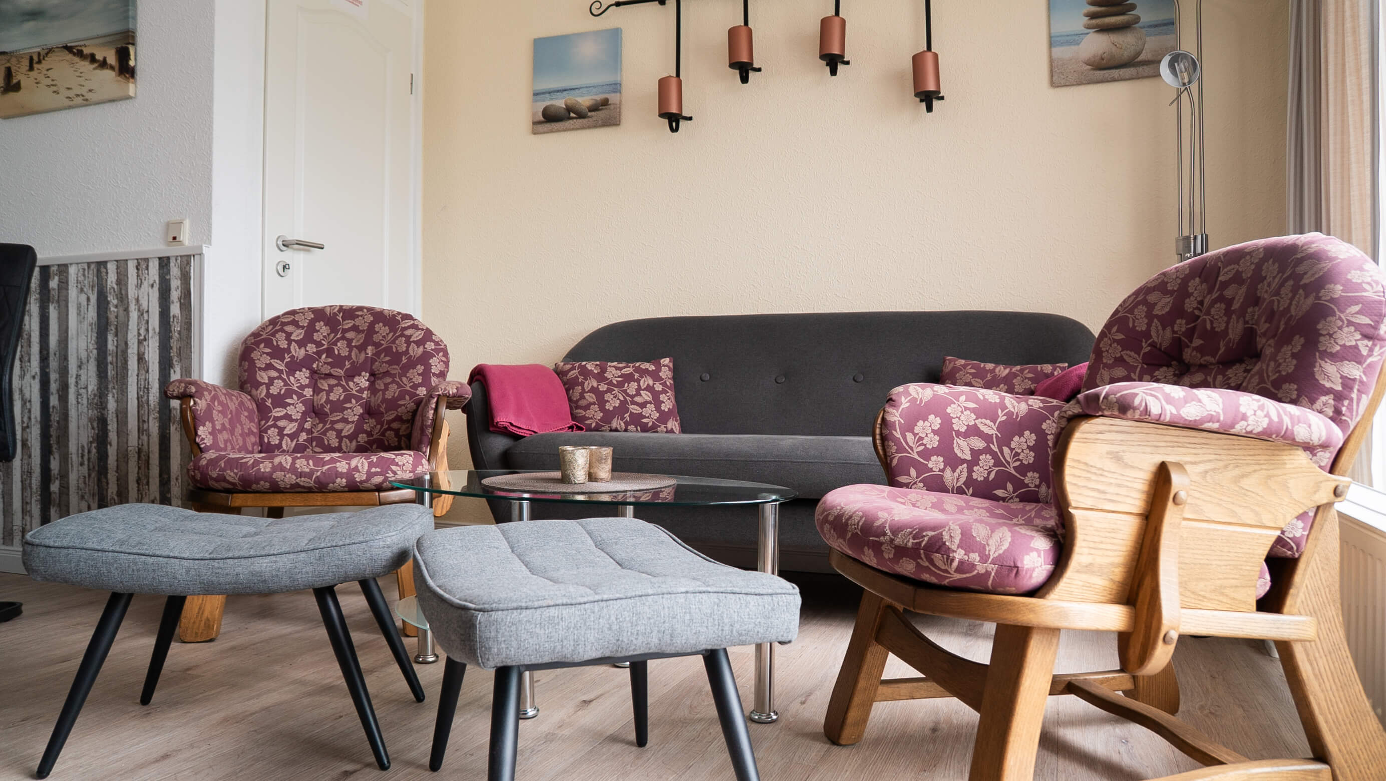 Sofa und Sessel im Wohnzimmer.