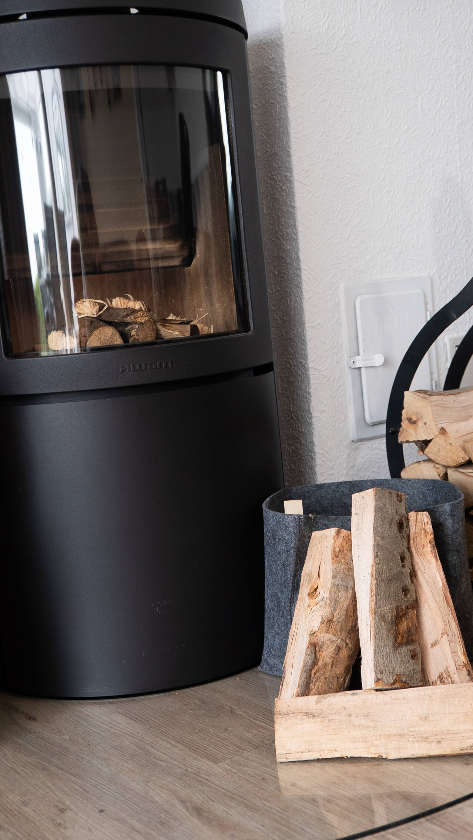 Der Holzofen im Wohnzimmer.